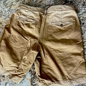 AEO Mens Next Level Flex Chino Camel Distressed Khaki Shorts 9” Inseam Sz 31